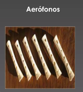 foto de diferentes flautas hechas de hueso