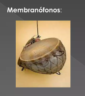 foto de tambor hecho de coco cubierto de una piel